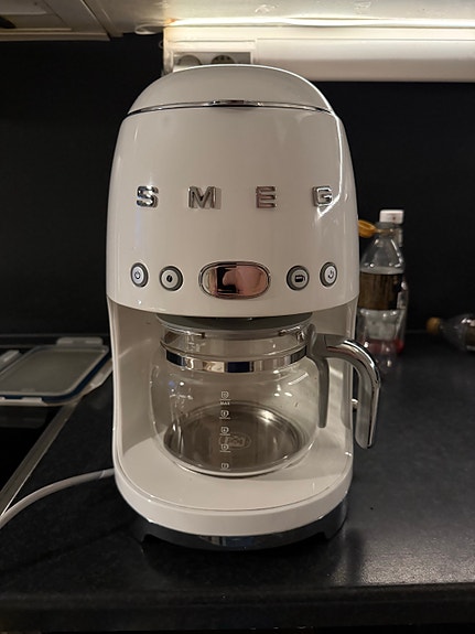 Smeg valkoinen kahvinkeitin lasikannulla