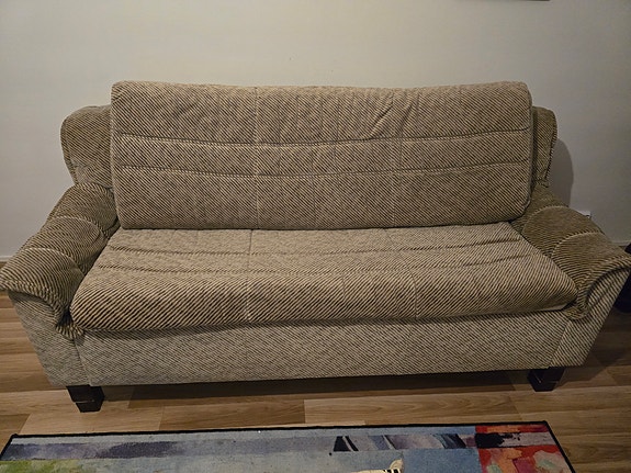 Myydään mukava kolmen istuttava sohva