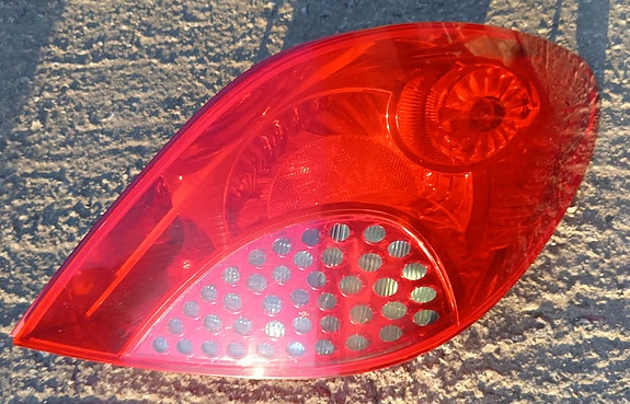 Peugeot 207 takavalo oikea puoli