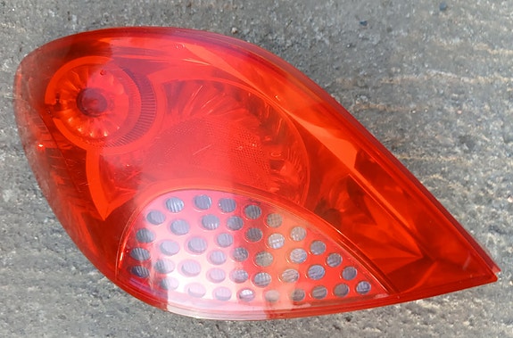 Peugeot 207 takavalo vasen puoli