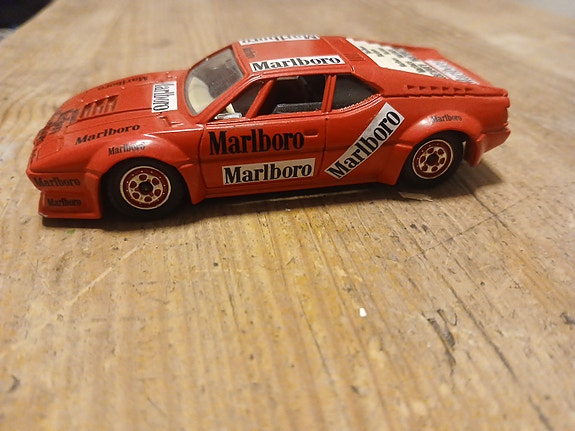 punainen solido marlbolo bmw m1 keräilyauto