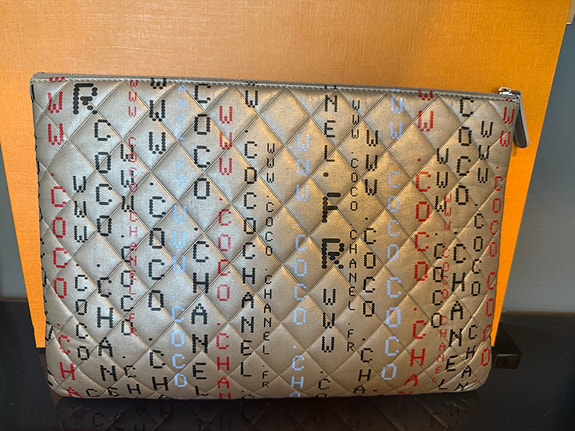 Chanel läppärisuoja