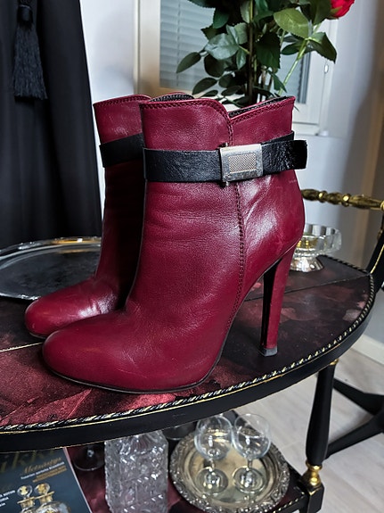 Upeat italialaiset tummanpunaiset vintage-nilkkurit koko 38
