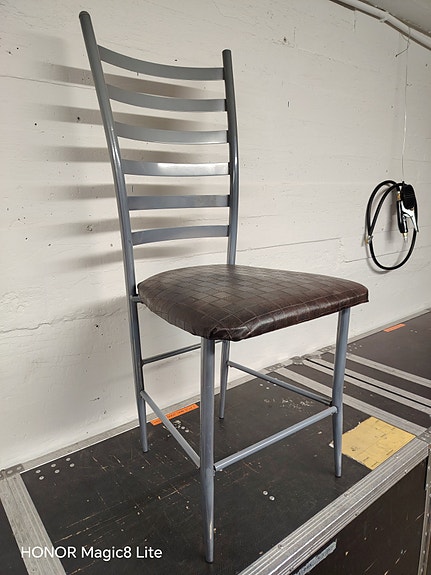 Metallinen ruokapöydän tuoli harmaa