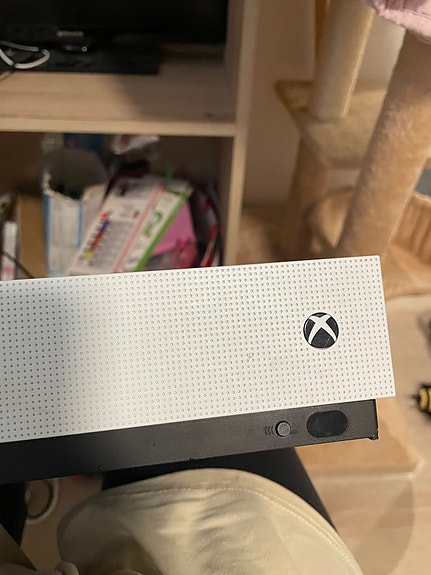 X box one S pelikonsoli ja pelipaketti