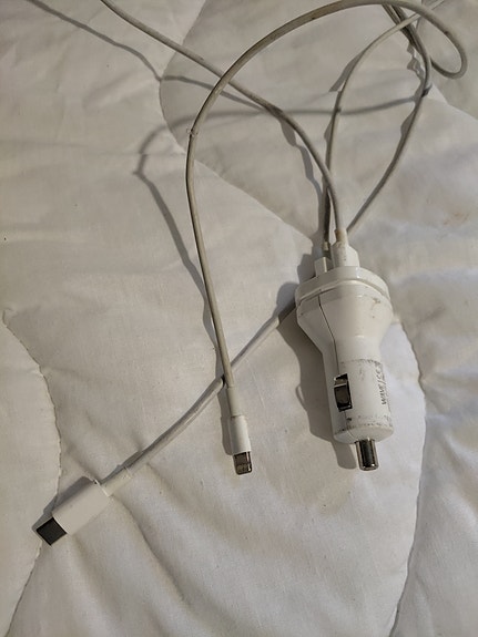 Apple autolaturi ja kaapelit