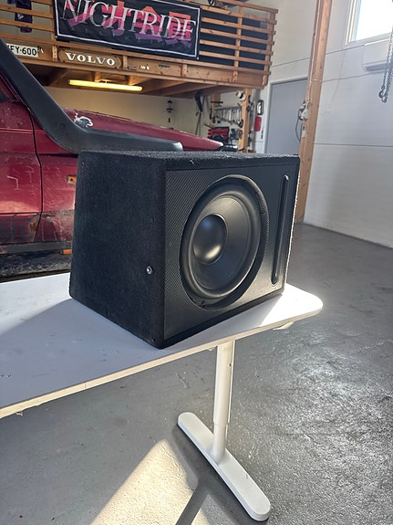 Autostudio AS-RED12R subwoofer kotelolla