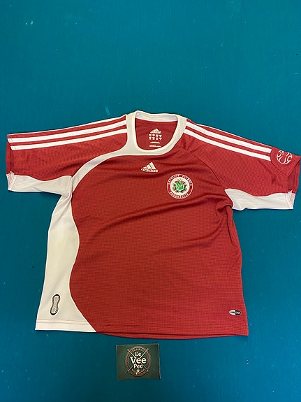 Latvian maajoukkueen aito pelipaita