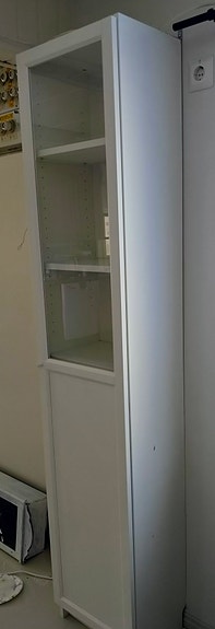 Valkoinen vitriinikaappi lasiovella