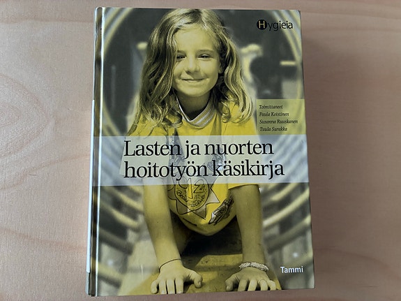 Paula Koistinen ja Tuula Surakka ym.: Lasten ja nuorten hoitotyön käsikirja