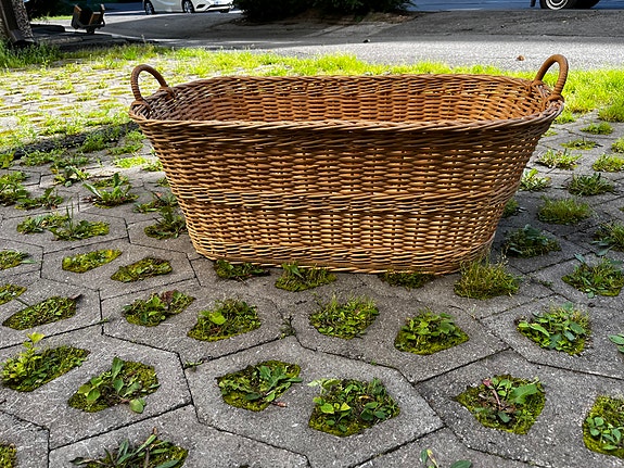 Olkikori sisustusesineeksi, iso kori tai pyykkikori