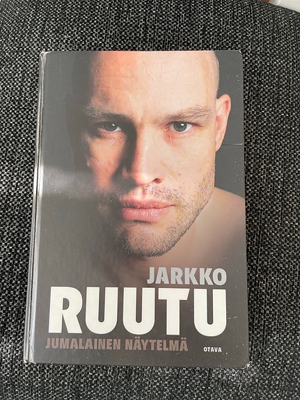 Jarkko Ruutu – Jumalainen näytelmä kirja