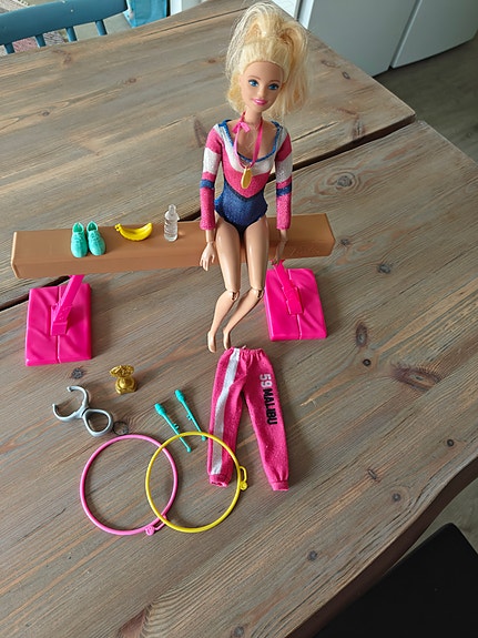 Barbie- voimistelija tarvikkeineen