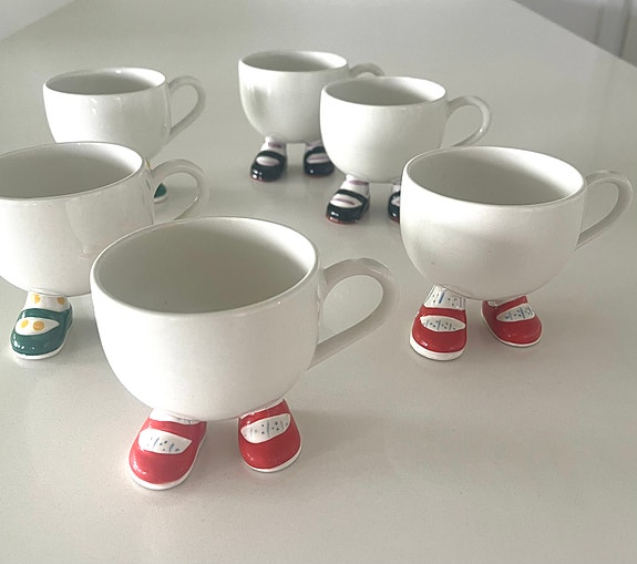 Carlton Ware mukit, 6 kpl, joissa pienet kengät jalustoina.