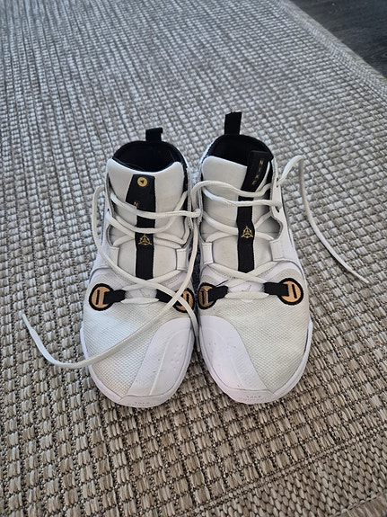 Myydään Nike air zoom koripallokengät.