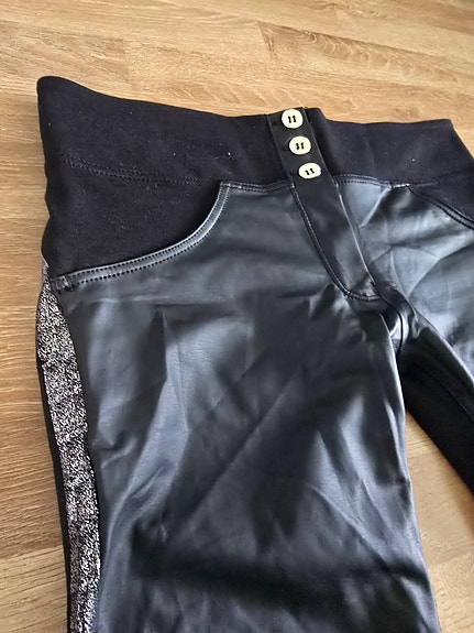 Mustat freddyt L