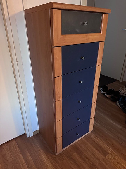 Kapea laatikosto 5+1 laatikolla – siisti kunto
