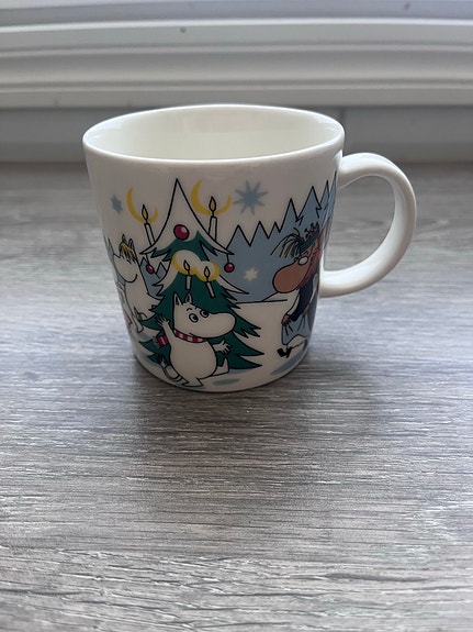 Muumimuki Kuusen alla