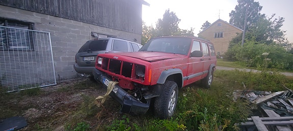 Jeep Cherokee varaosiksi punainen
