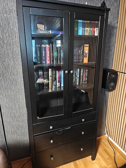 Hemnes vitriinikaappi musta