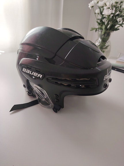 Bauer jääkiekkokypärä musta