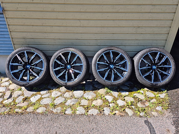 BMW i4 19" Y-spoke 859M Bicolour ja Nokian Hakka Black 3 renkaat