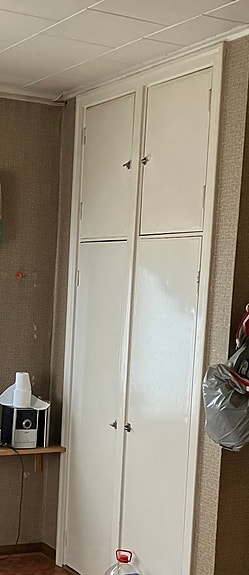Keittiön kiinteän kaapin ovet karmeineen