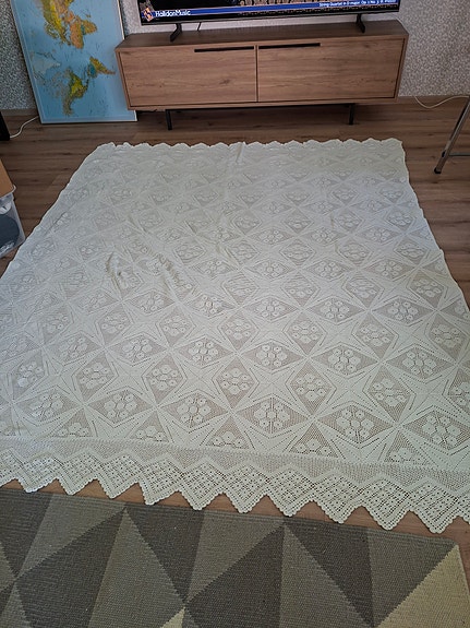 Virkattu sängynpeite