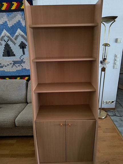 Iskun kirjahylly alakaapilla
