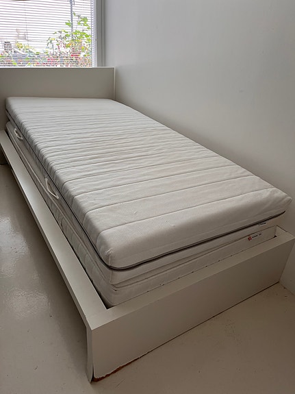 Ikea sänky Malm