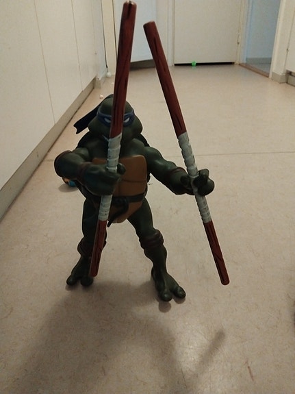 Iso Teenage Mutant Ninja Turtles -toimintafiguuri Leonardo