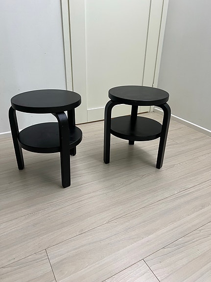 Artek Alvar Aalto 60 jakkarat ”ekstrahyllyillä”