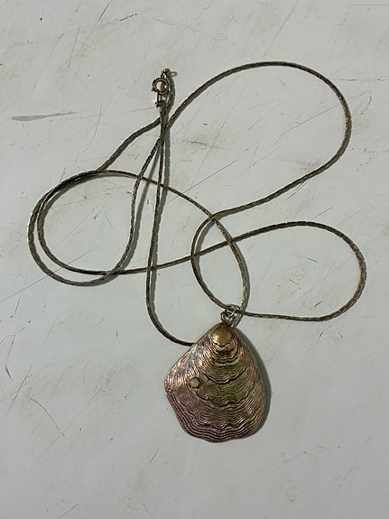 Kaunis simpukkaripus kaulakoru helmellä, n. 80 cm ketju