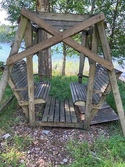 Puinen pihakeinu