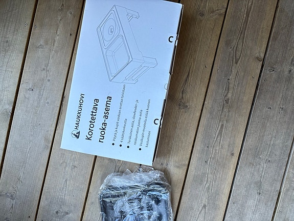 Haukkuhovi Korotettava koiran ruoka-asema