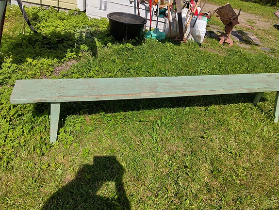 Pitkä vanha penkki