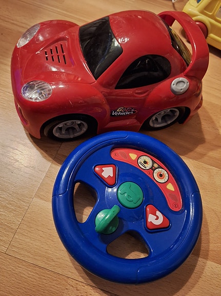 Autotalli ja kauko-ohjattava auto