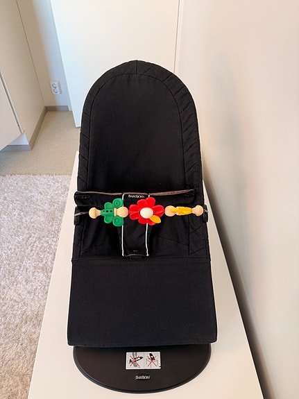 BabyBjörn sitteri ja lelukaari