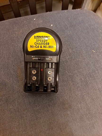 Vanson Speedy Charger akkulaturi Ni-Cd ja Ni-MH