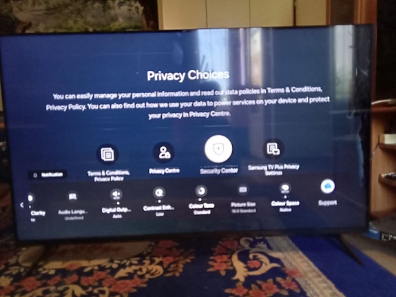 Samsung T55CU6505 älytelevisio-näytön lasi on hieman rikki