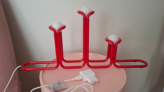 Ikea Stråla led punainen kynttelikkö