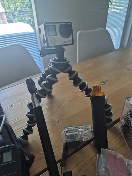 Gopro hero4+ itselaukaisin. 2 akkua