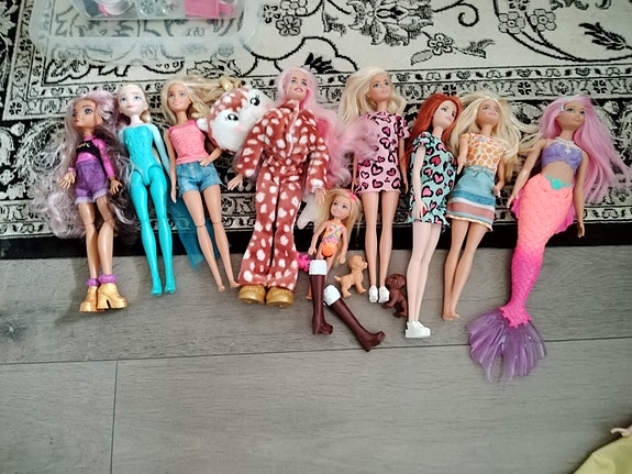 Barbie nuket ja vaatteet setti