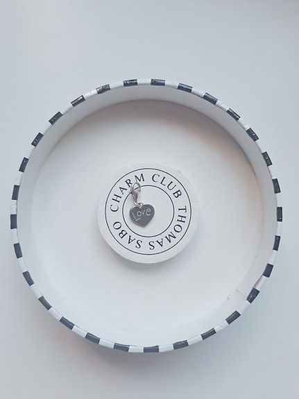 Thomas Sabon riipus rannekoruun.
