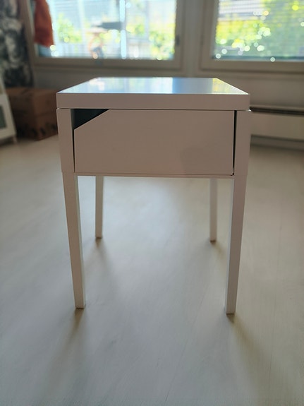 Metallinen yöpöytä valkoinen