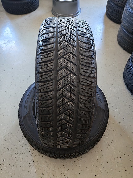 235 65 17 Kitkarenkaat Pirelli Scorpion winter