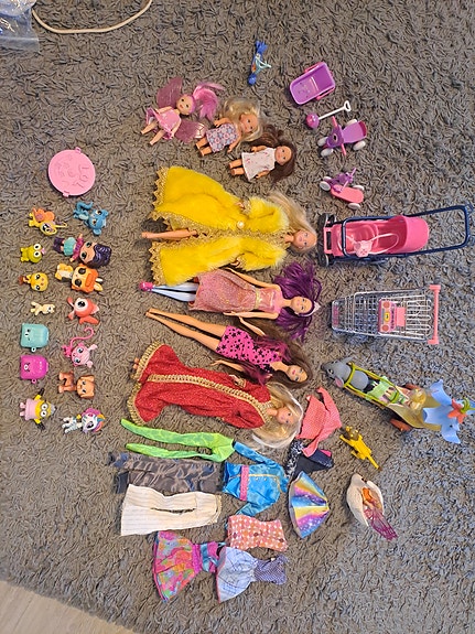 Barbie nuket ja leikkisetti ja lisävarusteita.