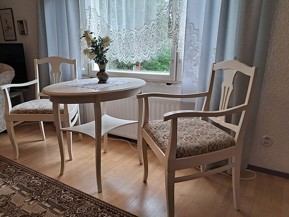 Pöytä ja kaksi tuolia