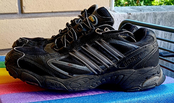 Miesten/poikien adidas merkin gore-tex lenkkarit. Koko 40