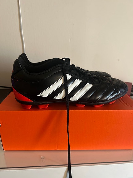 Adidas copa mundia jalkapallokengät koko 43 musta/punainen